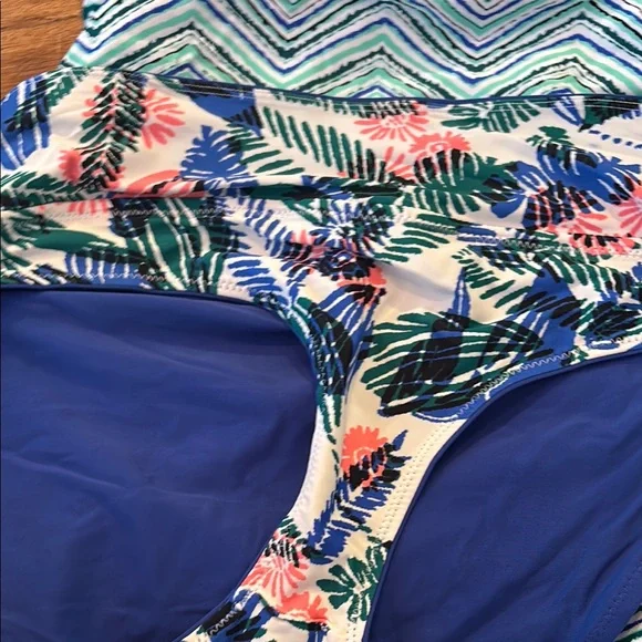 Colorful Patterned Swimsuit Set - Picture 4 of 4